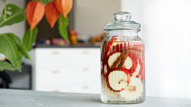 Recept: picklade vanilj- och kaneläpplen.