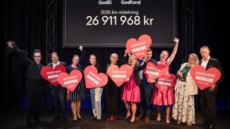 Glada välgörenhetspartners tar emot årets vinstutdelning.